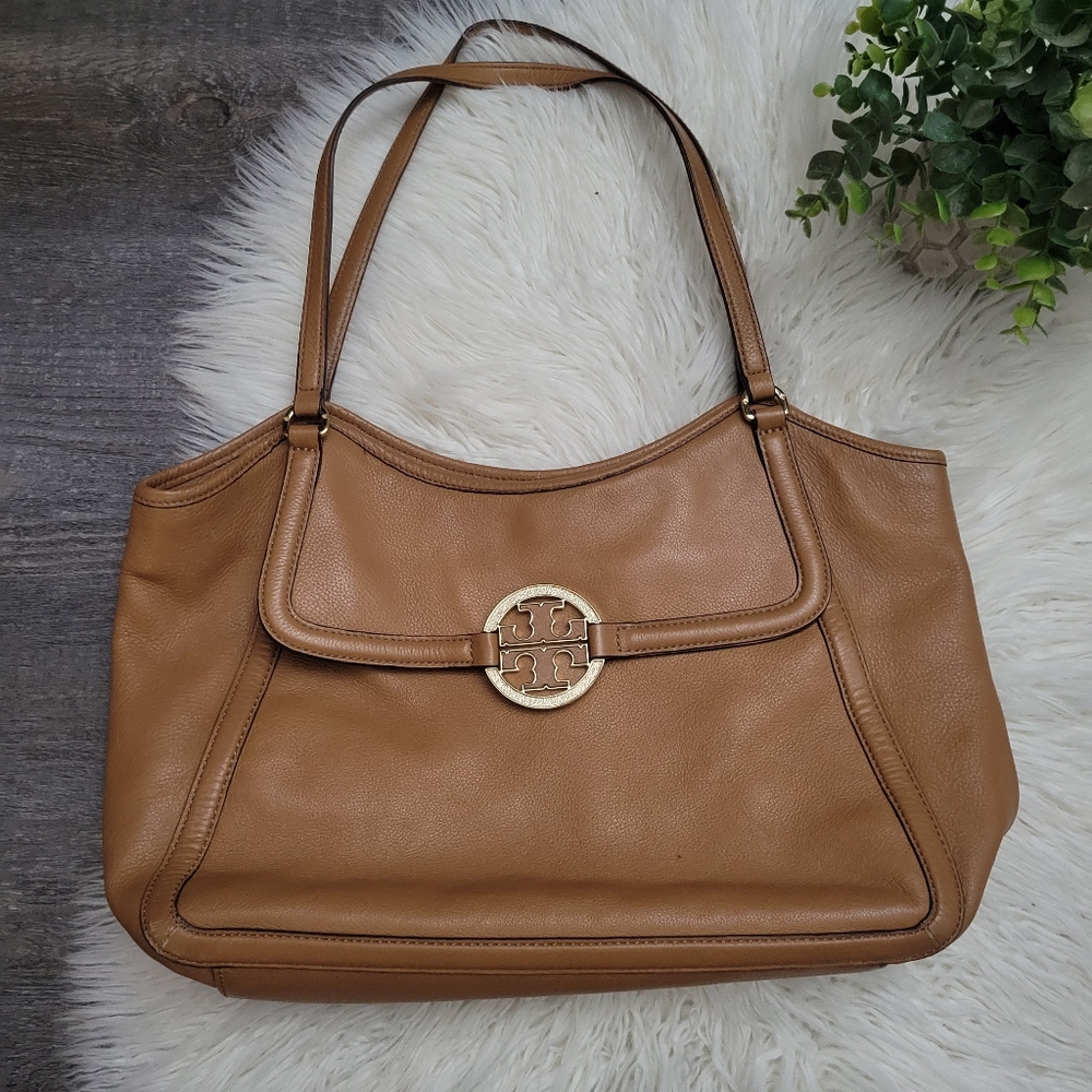Tory Burch Amanda Easy Tote Bag in tan - Picture 2 of 16